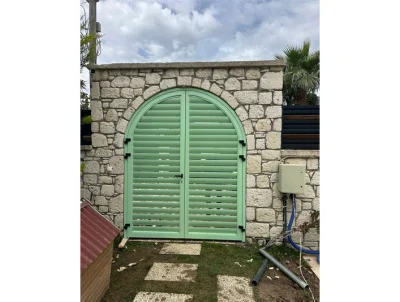 Güneş Kırıcı Kemerli Bahçe Kapısı